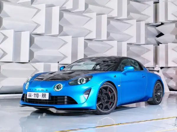 Alpine A110 R bleue, prête à libérer ses chevaux dans un décor acoustique futuriste.