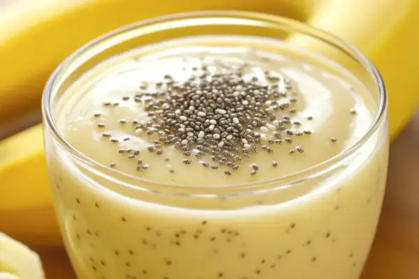 Bananowy koktajl z nasionami chia – pyszne i zdrowe produkty bogate w wapń. Idealny na śniadanie.