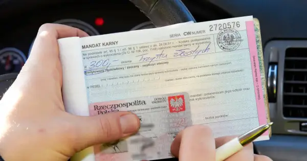 Młody kierowca otrzymał mandat 300 zł za przekroczenie prędkości. Dokument zawiera dane sprawcy i kwotę kary.