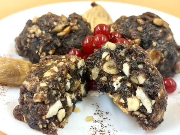 Dolcetti scuri e rustici, ricchi di frutta secca e noci, perfetti per la ricetta del panpepato. Guarniti con ribes rossi e fichi secchi.
