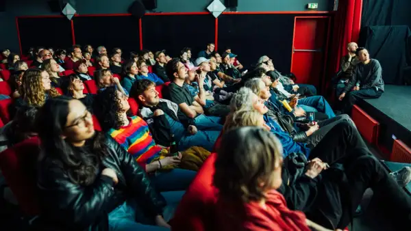 Publikum im Kino, gespannt auf den Film. Ein Abend im Docville Hamburg.