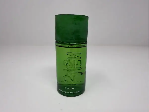 Zielona butelka perfum Carolina Herrera 212 Men On Ice.