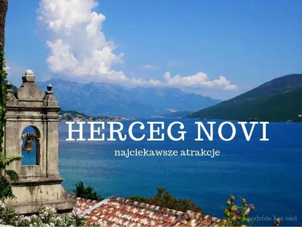Widok na zatokę w Herceg Novi, Czarnogóra. Dzwonnica i góry w tle.