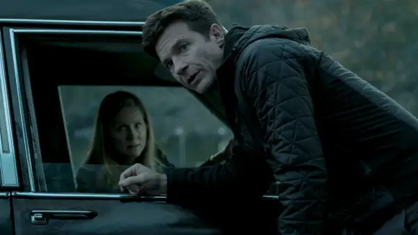 Marty und Wendy in Ozark Staffel 3, ein angespanntes Gespräch am Auto.