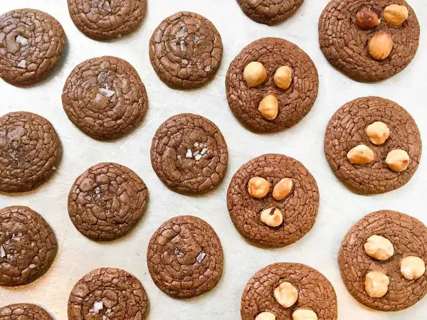 Mörka chokladkakor, några toppade med flingsalt, andra med hasselnötter. En härlig tryffelkaka mörk choklad för fikat.