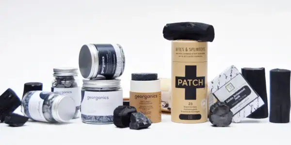 Productos de higiene personal con carbón activo: jabones, pasta de dientes y tiritas. Descubre sus propiedades purificantes.