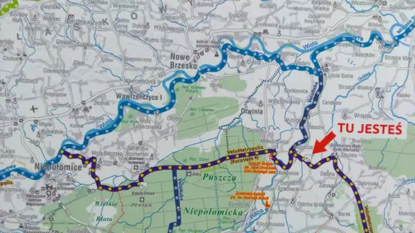 Mapa szlaku rowerowego VeloMetropolis z zaznaczoną trasą EuroVelo 11 i 4. Czerwona strzałka wskazuje "TU JESTEŚ" w okolicach Bogucic.