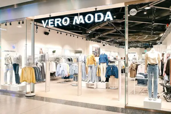 Vero Moda store entrance with mannequins displaying outfits and racks of clothing.