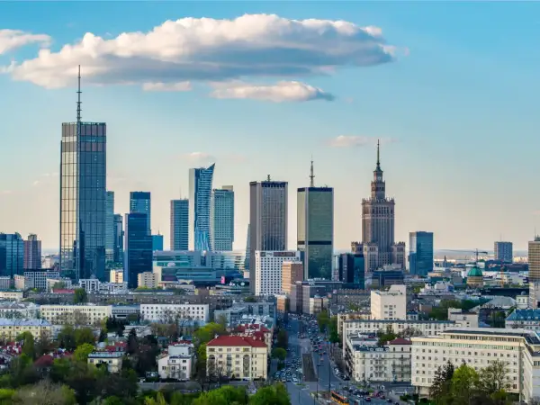 Warszawski krajobraz miejski z dominującymi wieżowcami, w tym imponującą **wysokość**ą hotelu Marriott.