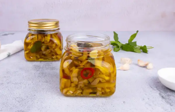 Melanzane sott'olio ricetta pugliese: vasetti pieni di sapore, con aglio e peperoncino.