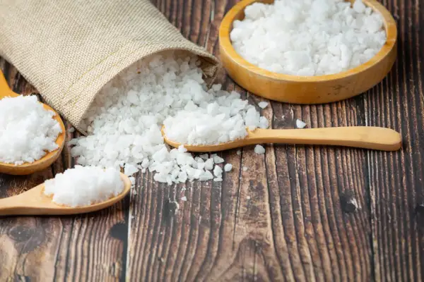 Sal marina para que sirve: realza sabores, conserva alimentos y es un básico en la cocina. Aquí, granos gruesos en cucharas y cuenco.