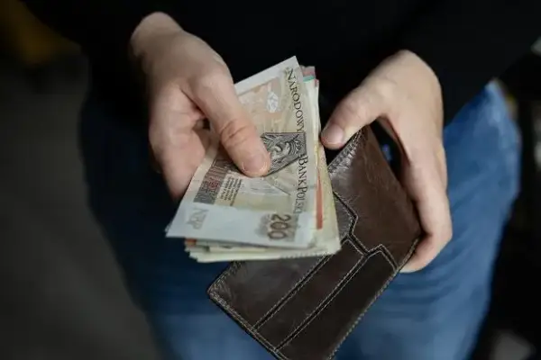 Opiekunka z MOPS: Kto dostanie pomoc i ile to kosztuje? Poradnik