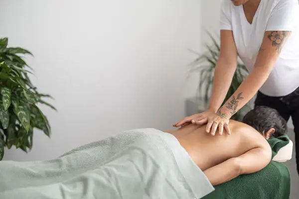 Massagebehandling för att lindra stress. Undrar du hur mycket friskvårdsbidrag du kan få för detta?