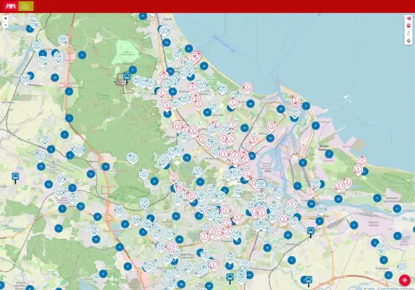 Mapa pokazuje rozmieszczenie przystanków i linii **Gdańsk public transport**. Widoczne są liczne punkty z numerami linii i pojazdów.