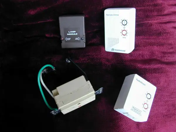 Lot de modules d'appareils RadioShack : un module lampe, un carillon et un module prise. Idéal pour contrôler vos appareils à distance x 10.