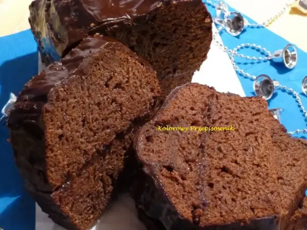 Pyszny, wilgotny piernik z polewą czekoladową. Idealny prosty przepis na piernik, który zachwyci każdego.