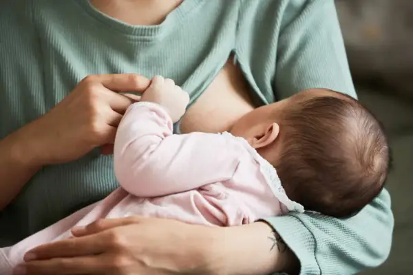Podczas gdy karmię piersią, wyczułam guzek. Delikatne dłonie dziecka i troska matki.