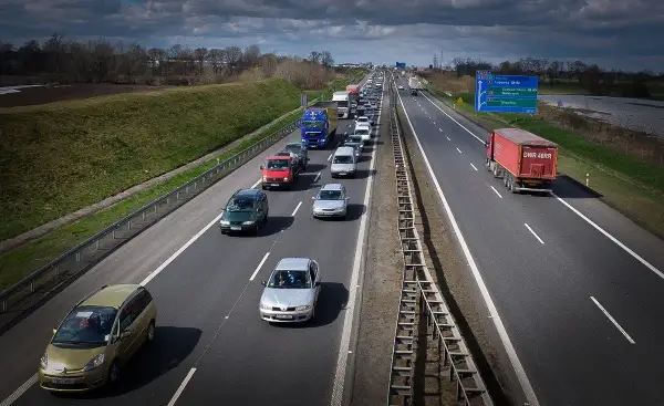 Bezpieczny odstęp: Ile metrów, jaki mandat? Zasada 3 sekund