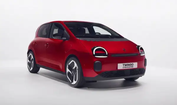 Czerwony Renault Twingo Electric z okrągłymi światłami dziennymi i czarnymi felgami, gotowy do miejskiej jazdy.