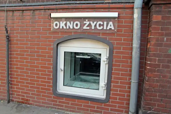 Okno życia, gdzie nadzieja czeka na nowe początki. To miejsce, które inspiruje do tworzenia memów o ratowaniu życia.