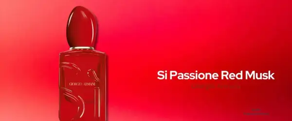 Czerwona butelka perfum Giorgio Armani Si Passione Red Musk na tle gradientu czerwieni.