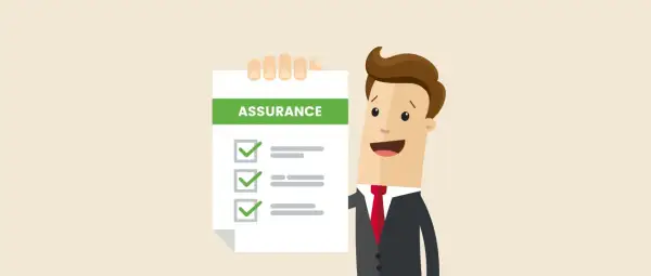 Un homme souriant présente un relevé d'information restreint sur l'assurance, avec des cases à cocher vertes.