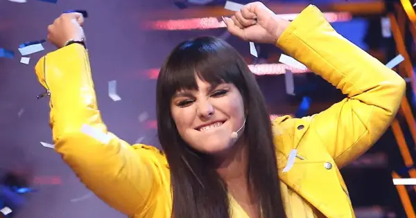 Ewa Farna w żółtej ramonesce, z uniesionymi rękami i konfetti, śpiewa "Bez łez".