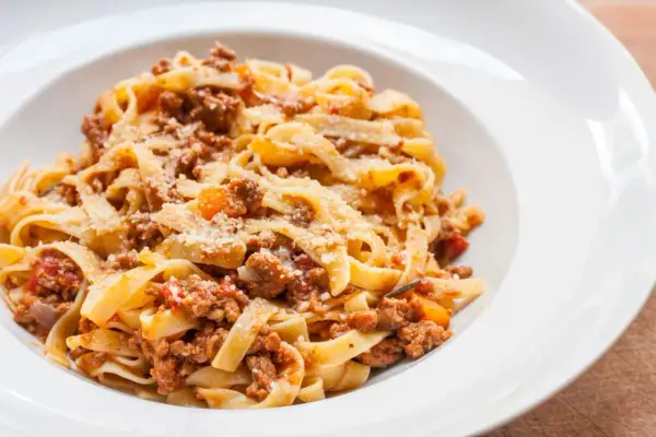 Ragù: Prawdziwy przepis na włoski sos. Poznaj sekrety smaku!