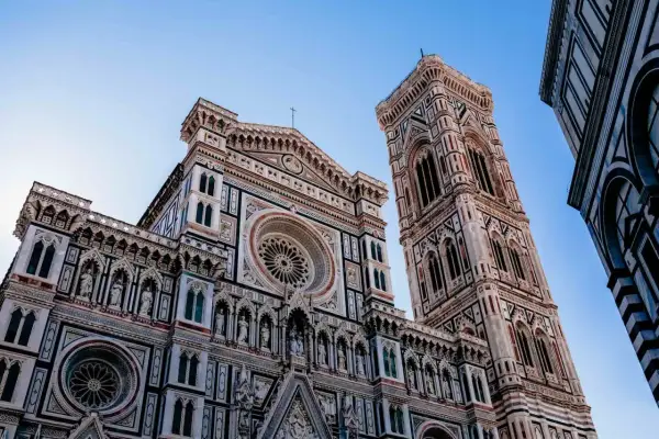 De Duomo van Florence, met zijn rijke versieringen en geometrische patronen, toont duidelijke renaissance kenmerken.