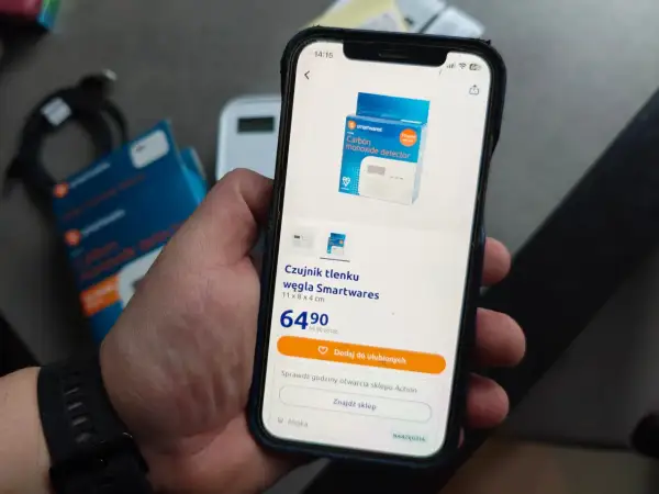 W aplikacji Action przeglądam czujnik tlenku węgla Smartwares. Cena 64,90 zł.