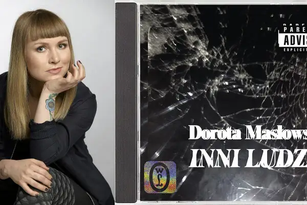 Dorota Masłowska z tatuażem kwiatu na ręce obok okładki płyty "Inni Ludzie".