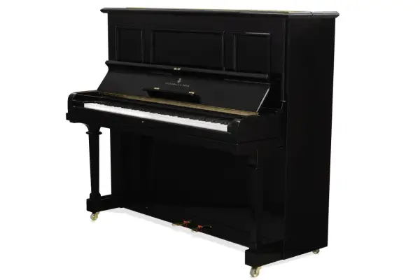 Czarny fortepian pionowy Steinway & Sons. Różnica między pianinem a fortepianem jest widoczna w budowie i rozmiarze.