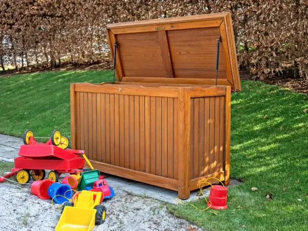 Plac zabaw DIY: Bezpieczny drewniany raj w ogrodzie jak to zrobić?