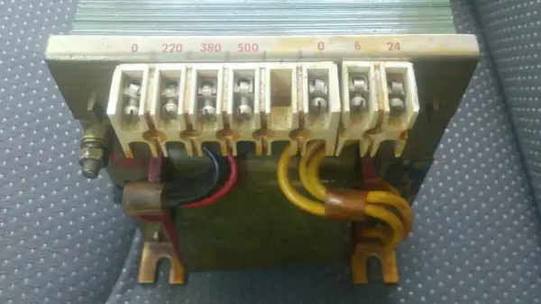 Transformator z oznaczeniami napięć 0, 220, 380, 500V i 0, 6, 24V. Idealny do projektu jak zrobić prostownik do ładowania akumulatora.