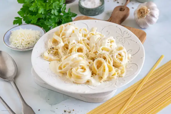 Cremige Pasta Alfredo, ein einfaches Rezept für ein köstliches Gericht. Mit Parmesan, Petersilie und Knoblauch.