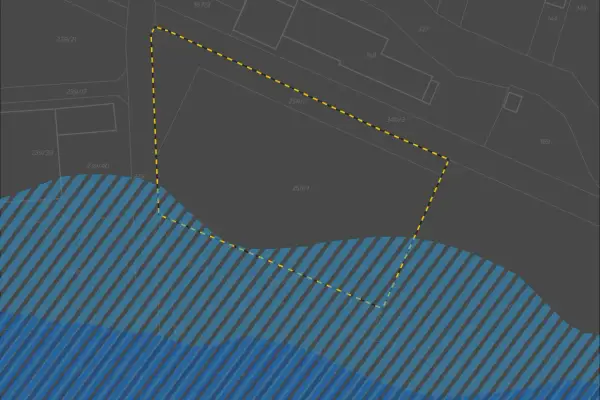 Mapa przedstawia obszar z zaznaczonym zagrożenie powodziowe. Widać granice działek i linie wskazujące potencjalny zasięg wody.