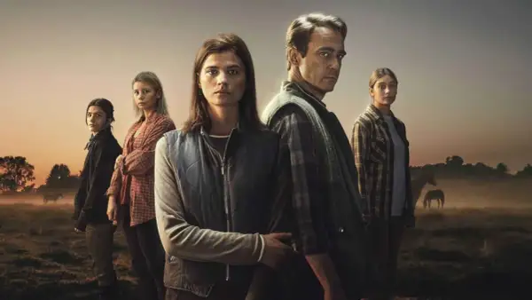 En familj står i en dimmig åker med hästar i bakgrunden. En ny svensk serie som utlovar drama och mystik.