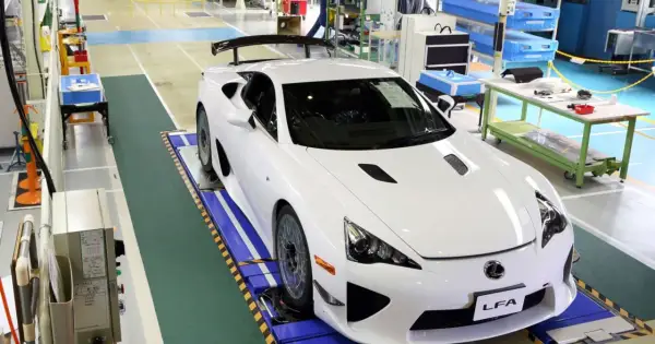 Biały Lexus LFA na linii produkcyjnej. Cena tego cacka jest astronomiczna, ale czy warto?