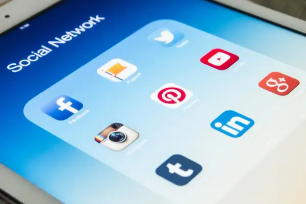 Ekran tabletu z ikonami aplikacji społecznościowych: Facebook, Instagram, Twitter, YouTube, Pinterest, LinkedIn, Google+. Szukasz, gdzie znaleźć ukryte posty na FB?