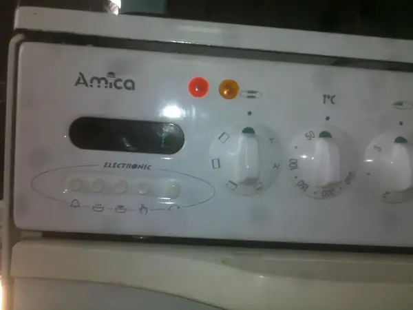 Panel sterowania piekarnika Amica Super Line z wyświetlaczem elektronicznym, pokrętłami temperatury i ikonami funkcji.