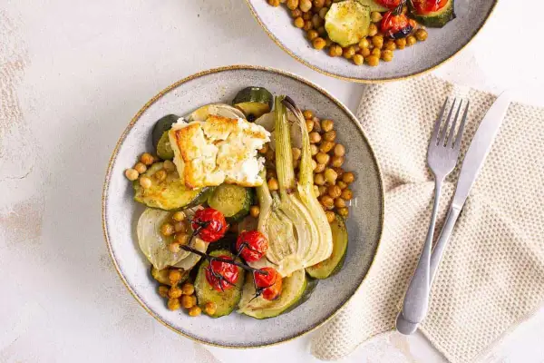 Assiette de légumes rôtis (courgettes, fenouil, tomates) avec pois chiches et feta. Une recette végétarienne inspirée d'une vieille recette de poisson.