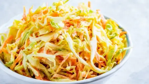 Jak zrobić surówkę z białej kapusty jak z restauracji? Proste!
