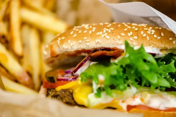 Pyszny burger wołowy z Lidla, idealny do usmażenia w domu. Zobacz, jak łatwo go przygotować!