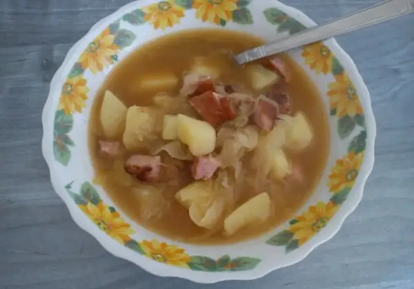 Jakie przyprawy do kapuśniaku z kiszonej kapusty, aby zupa była wyjątkowa?
