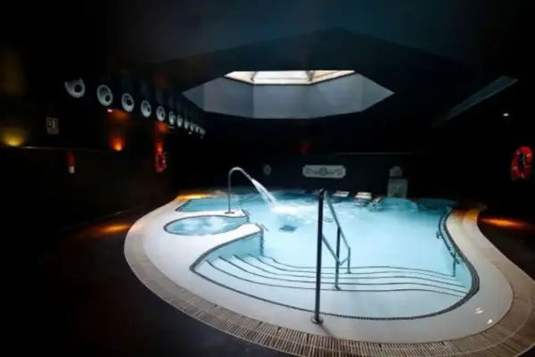 Relájate en el balneario de la Alameda, con su piscina de aguas cálidas y cascada.