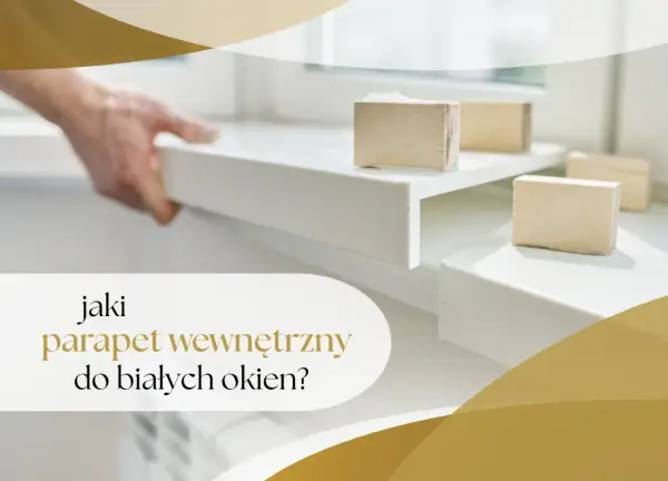 Dłoń montuje biały parapet wewnętrzny do białych okien. Drewniane klocki podtrzymują element.