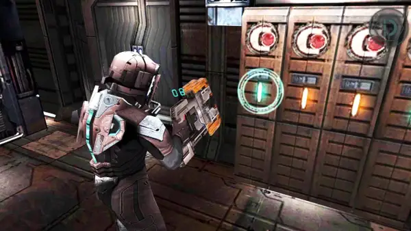 Gracz w skafandrze z bronią w ręku, w mrocznym korytarzu statku kosmicznego. Widok z gry dead space mobile.