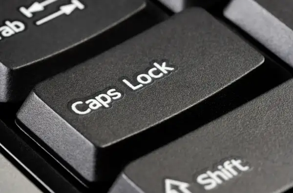 Klawisz Caps Lock na klawiaturze. Czasem zapominamy go wyłączyć i piszemy WIELKIMI LITERAMI.
