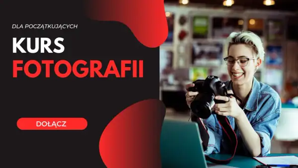 Uśmiechnięta dziewczyna z aparatem, zaproszenie na darmowy kurs fotografii online dla początkujących.