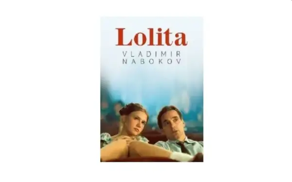 Plakat filmu "Lolita" na podstawie powieści Vladimira Nabokova. Na pierwszym planie siedząca para: młoda dziewczyna i starszy mężczyzna.